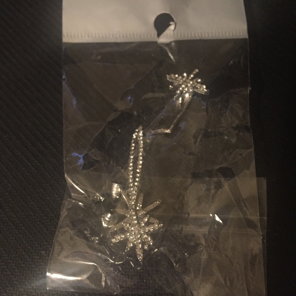 !!LAST ONE!! Star Earring Cuff Ear Climber - Picture 3 of 6